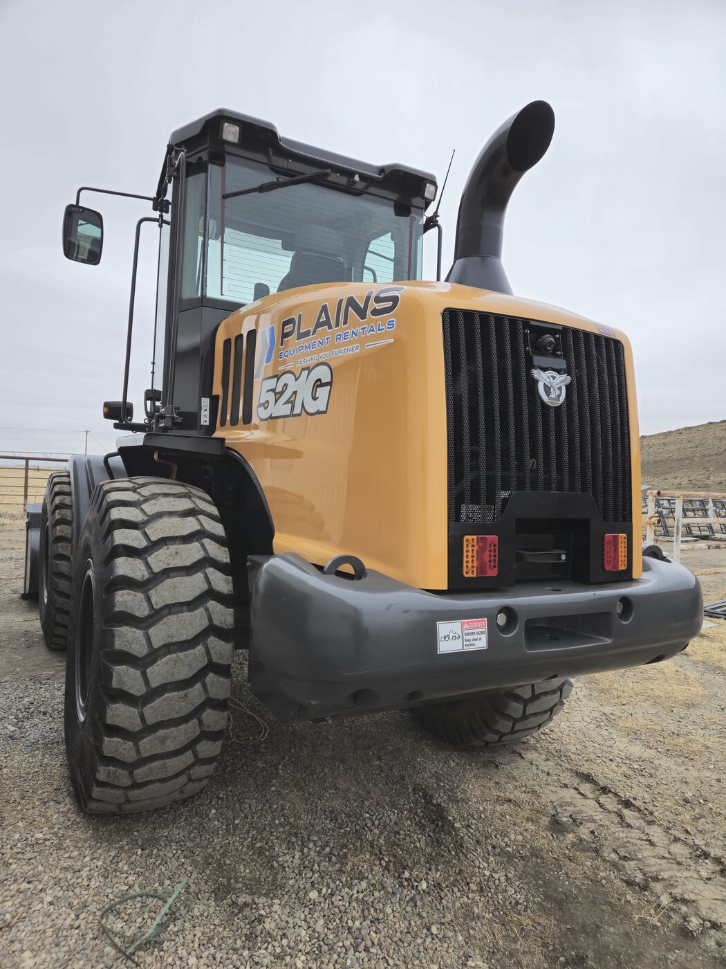 rear-engine-and-exhaust-view-case-521g-wheel-loader-heavy-duty-construction-equipment-western-canada