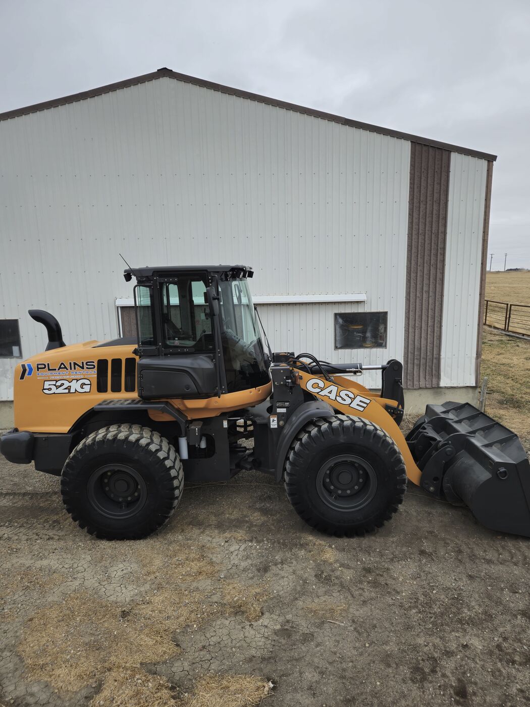 side-profile-case-521g-wheel-loader-with-bucket-plains-equipment-rentals-western-canada