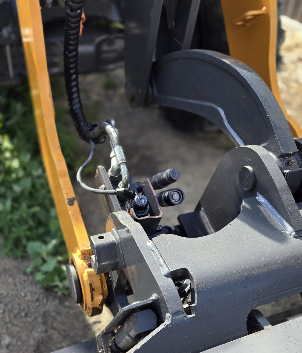 case-321f-loader-hydraulic-hoses-and-couplers-detail-western-canada