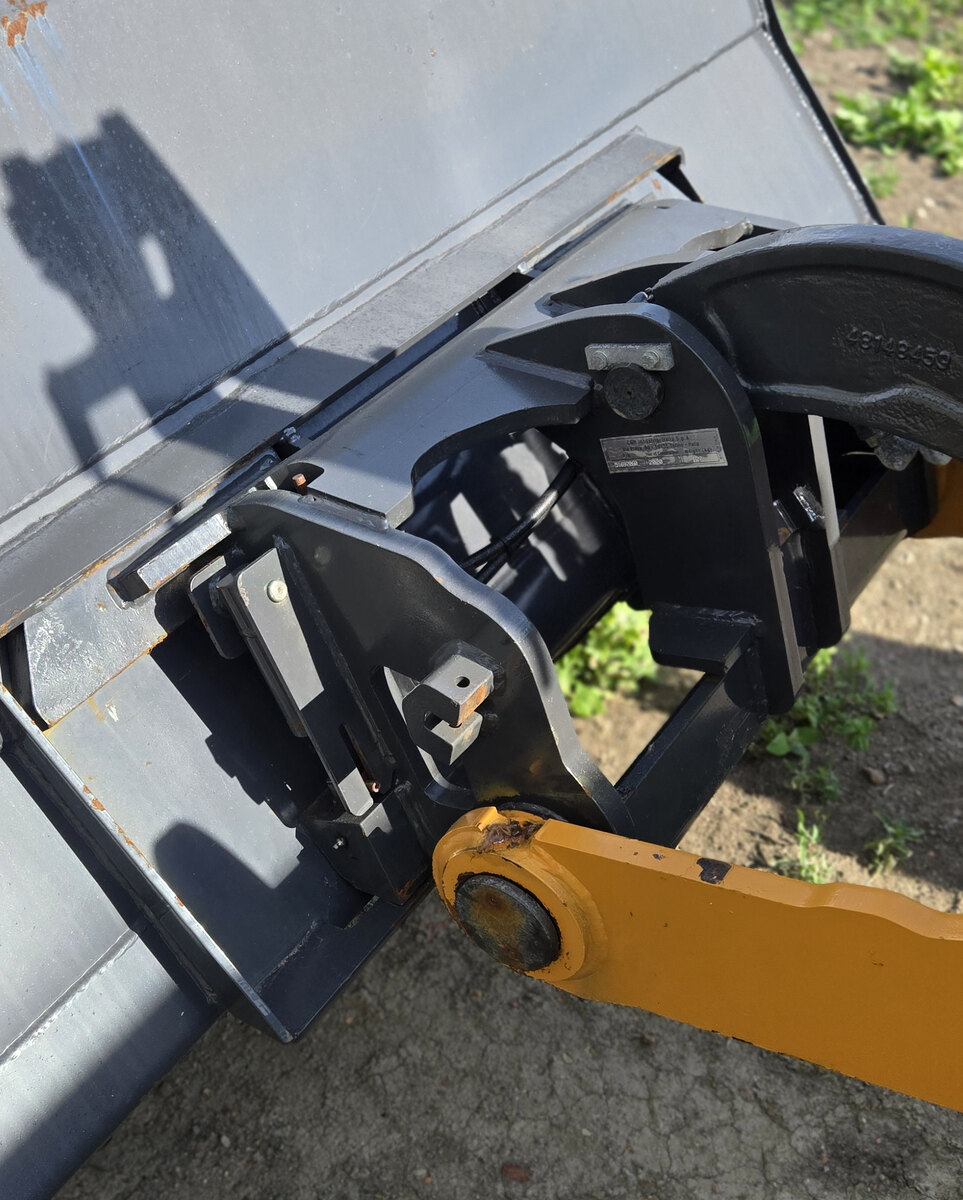 case-321f-wheel-loader-coupler-attachment-close-up-western-canada-plains-equipment