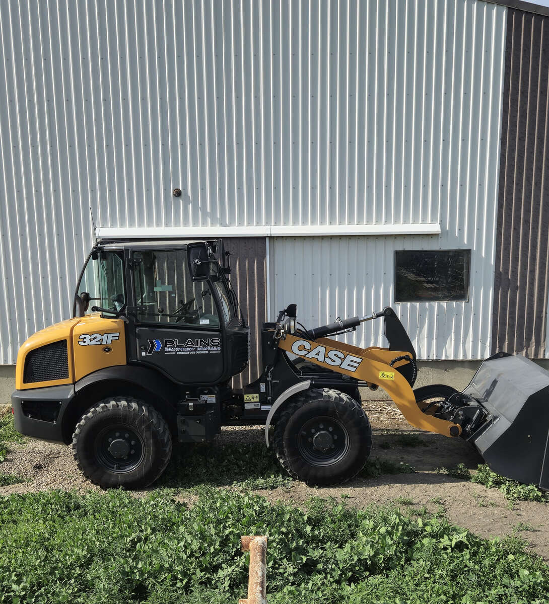 case-321f-wheel-loader-left-side-profile-with-bucket-western-canada