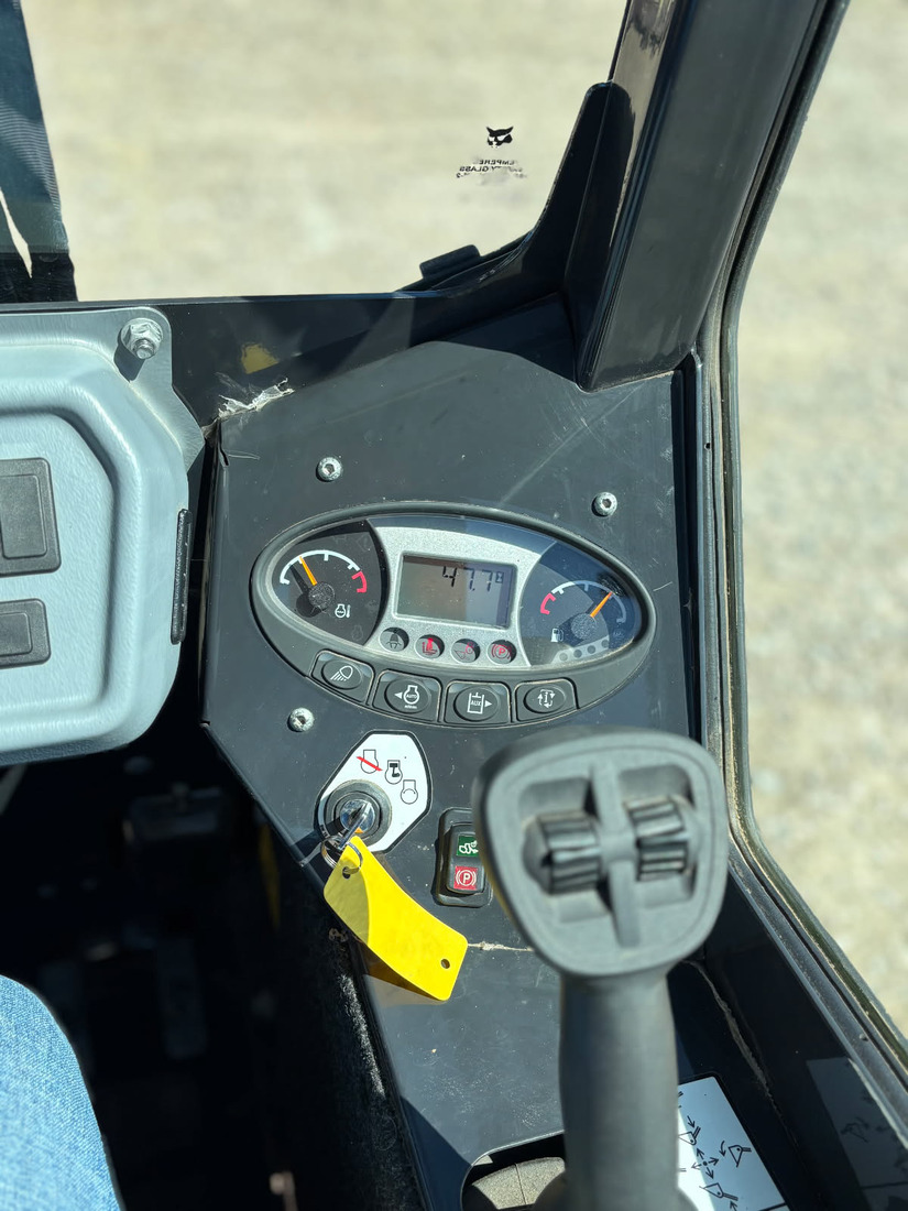 dashboard-controls-hour-meter-display-2022-bobcat-l28-loader-477-hours-western-canada