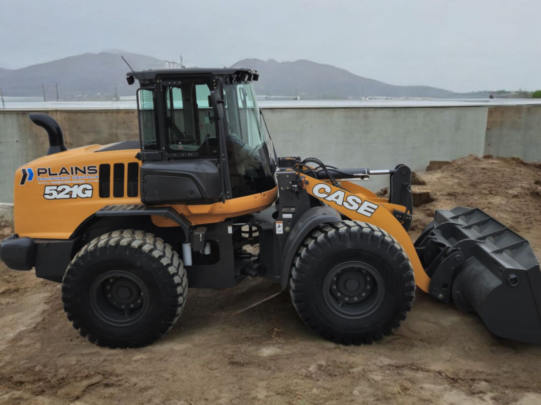 case-521g-wheel-loader-on-construction-site-plains-equipment-rentals-western-canada
