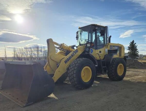 komatsu-wa200-loader-heavy-equipment-on-construction-site-plains-equipment-rentals-western-canada