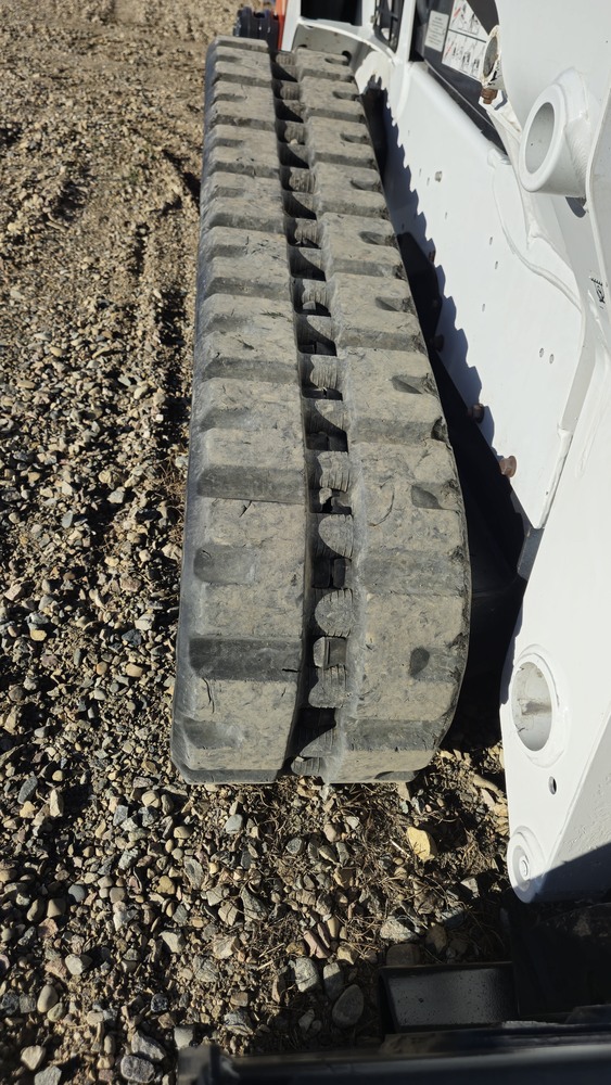 2023-bobcat-t595-skid-steer-rubber-track-condition-close-up