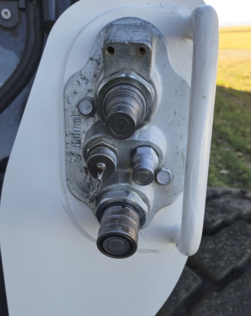bobcat-s770-hydraulic-couplers-and-hoses-detail-skid-steer-western-canada