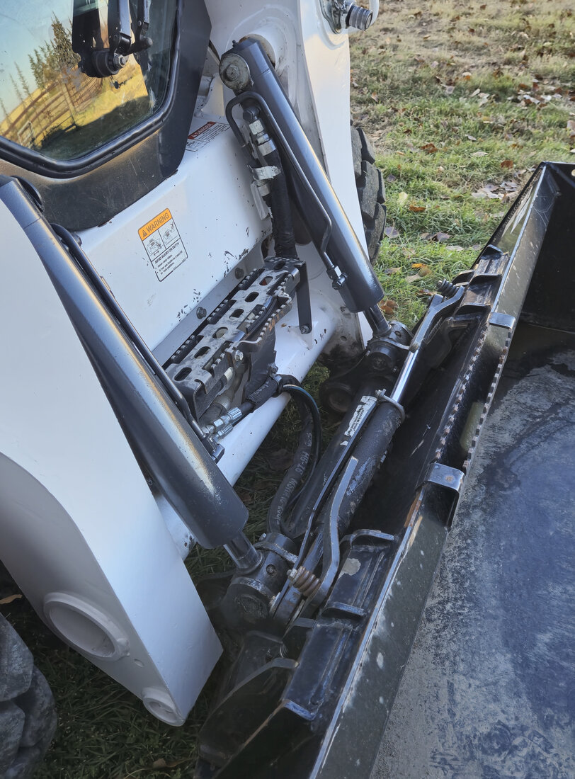 bobcat-s770-quick-attach-hydraulic-couplers-close-up-western-canada