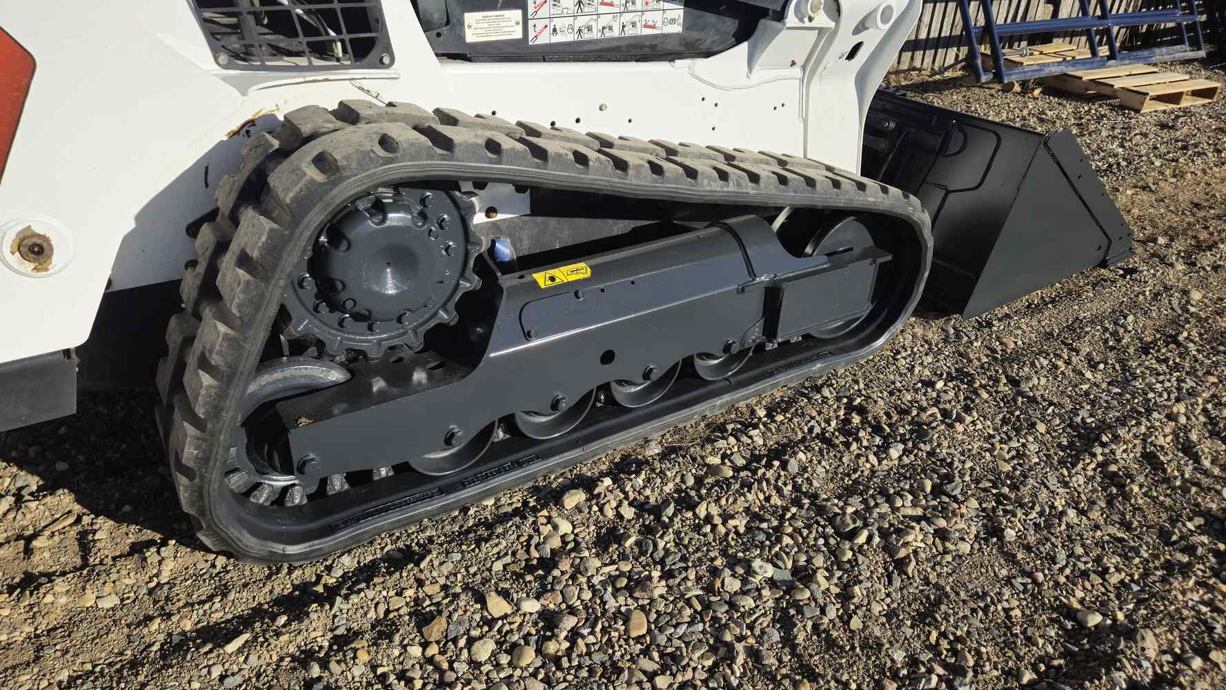 close-up-2023-bobcat-t595-skid-steer-undercarriage-and-tracks