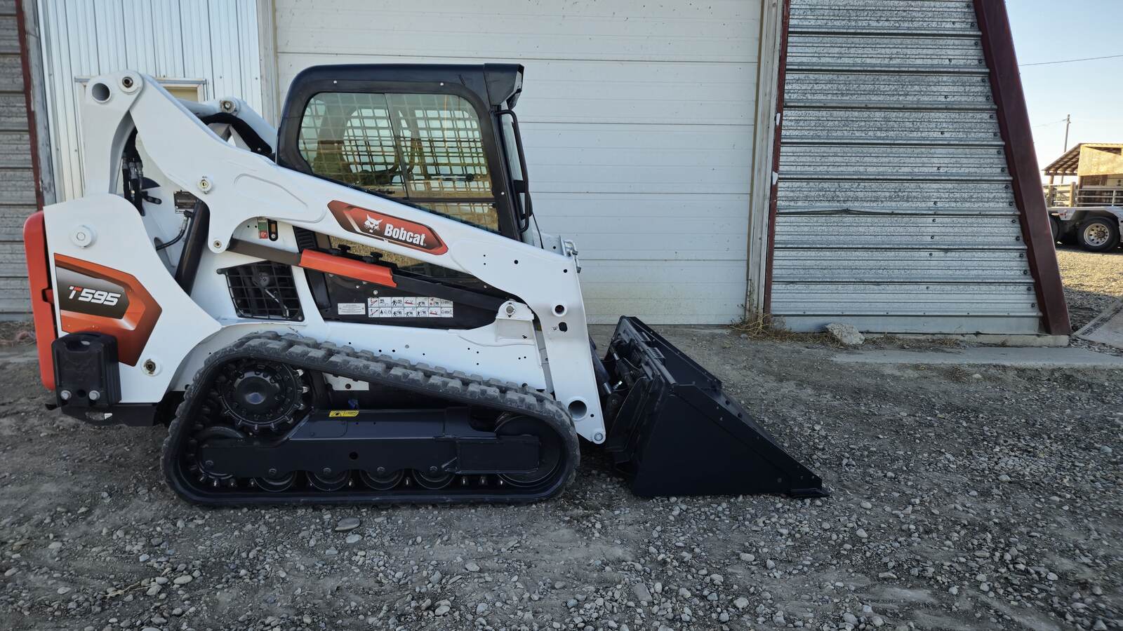 bobcat-t595-skid-steer-loader-with-bucket-western-canada-equipment-rentals