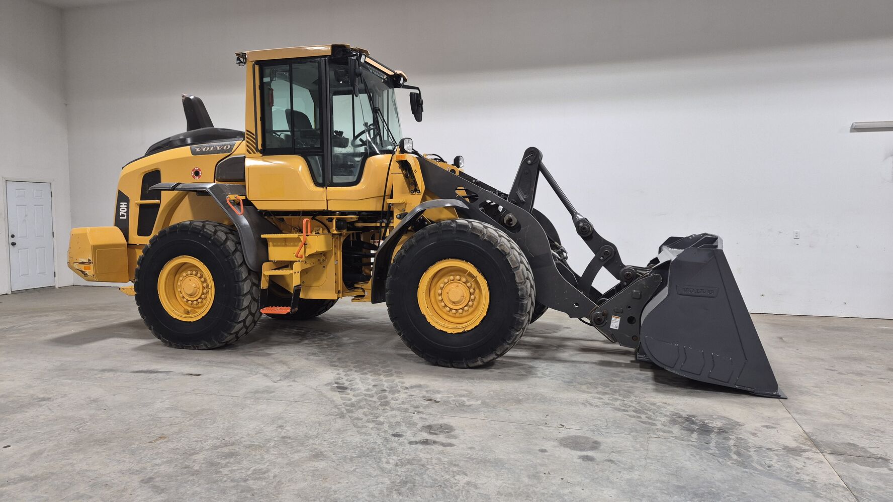 volvo-l70h-side-profile-indoor-with-bucket-wheel-loader-for-sale-western-canada