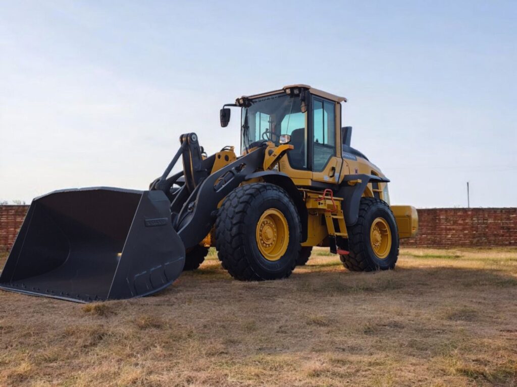 volvo-l70h-wheel-loader-with-general-purpose-bucket-heavy-equipment-rentals-western-canada