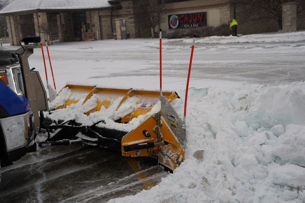 arctic-razorback-full-kit-snow-plow-clearing-commercial-parking-lot-western-canada-plains-equipment-rentals