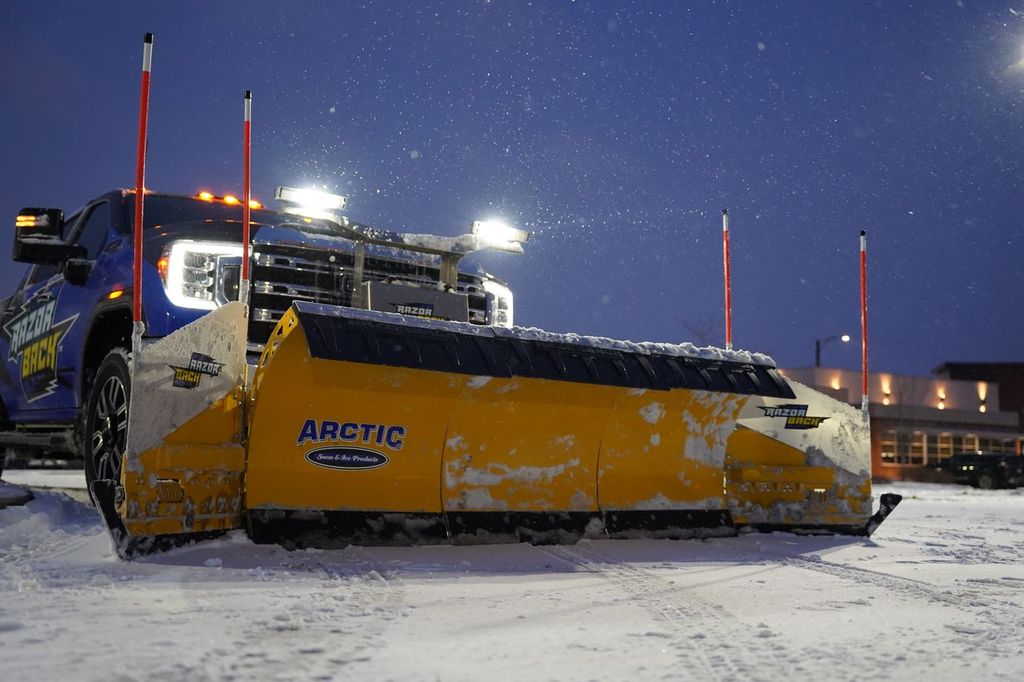 arctic-razorback-full-kit-snow-removal-equipment-working-at-night-western-canada-plains-equipment-rentals