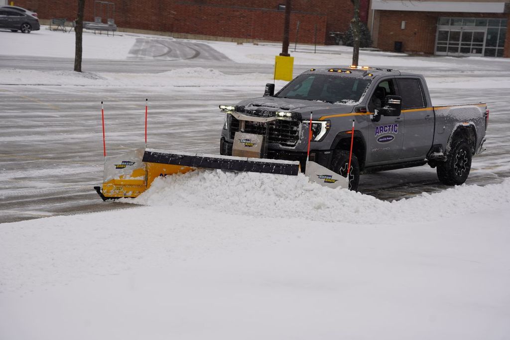 arctic-snow-and-ice-razorback-full-kit-commercial-snow-plow-in-use-western-canada-plains-equipment-rentals