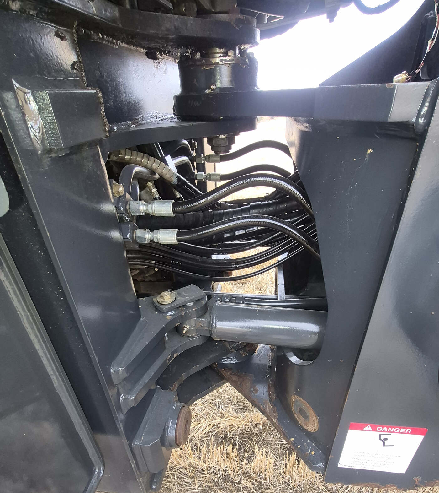 Hydraulic articulation joint on 2010 Komatsu WA250-6 wheel loader