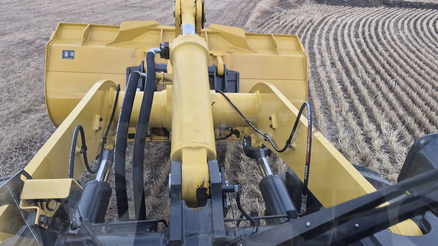 Loader arm hydraulics on 2010 Komatsu WA250-6 viewed from cab